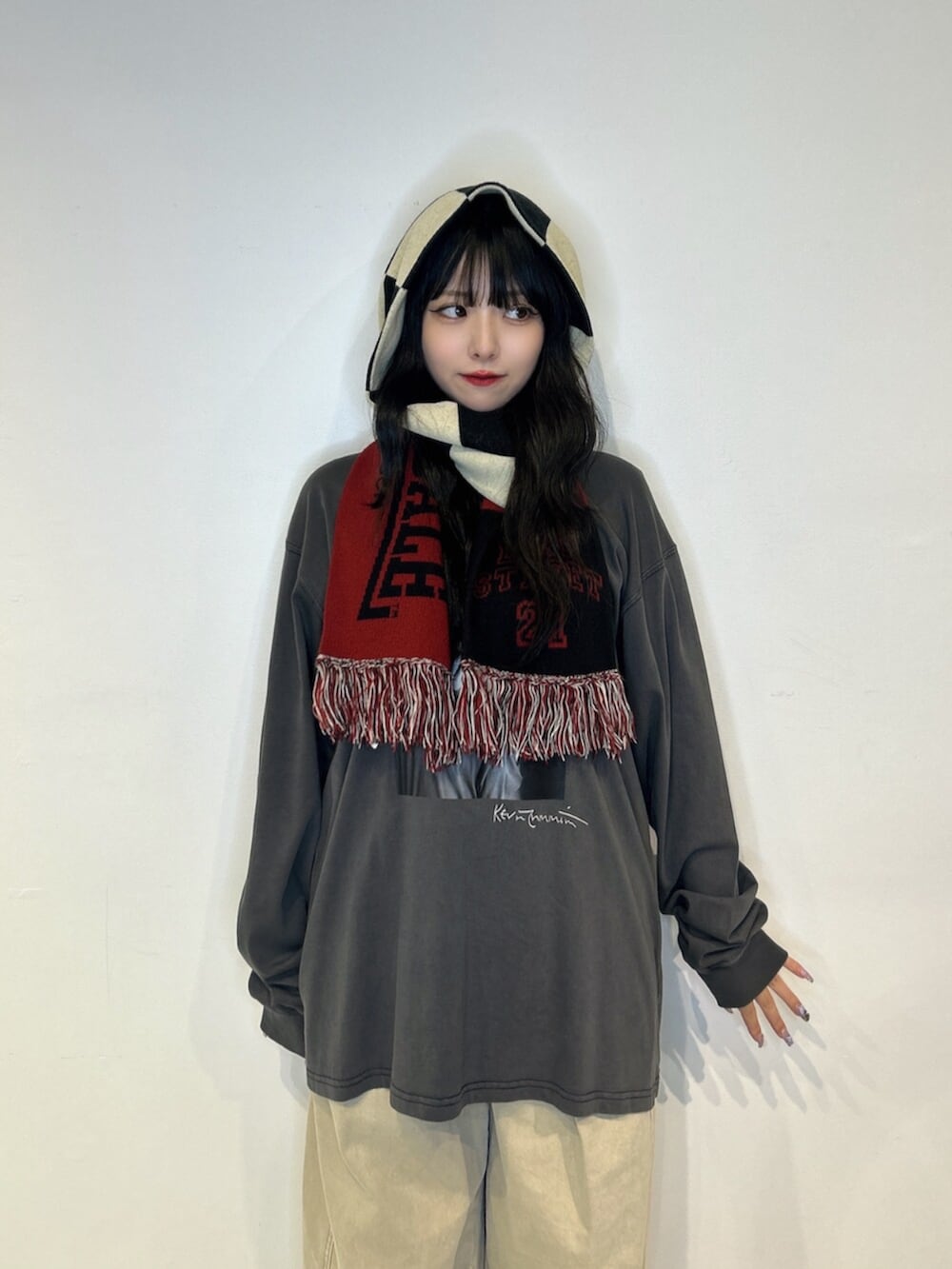 ブラック系のサンダル、ブラック系のTシャツ/カットソー、ベージュ系のデニムパンツを着用したレディースの秋コーディネートの4枚目の写真