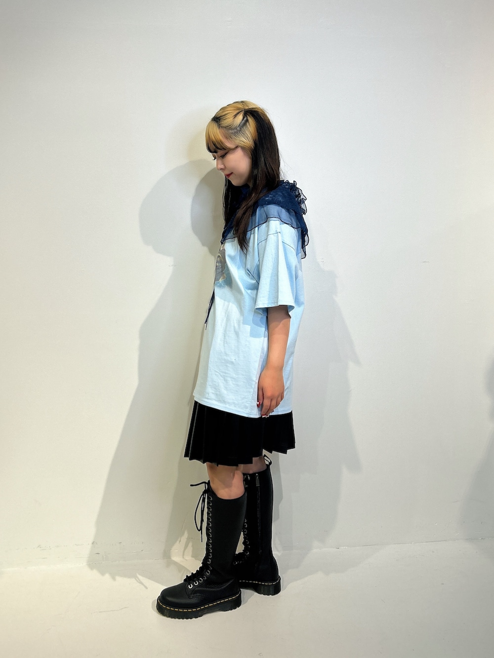 ブルー系のTシャツ/カットソー、ブラック系のブーツを着用したレディースの冬コーディネートの2枚目の写真