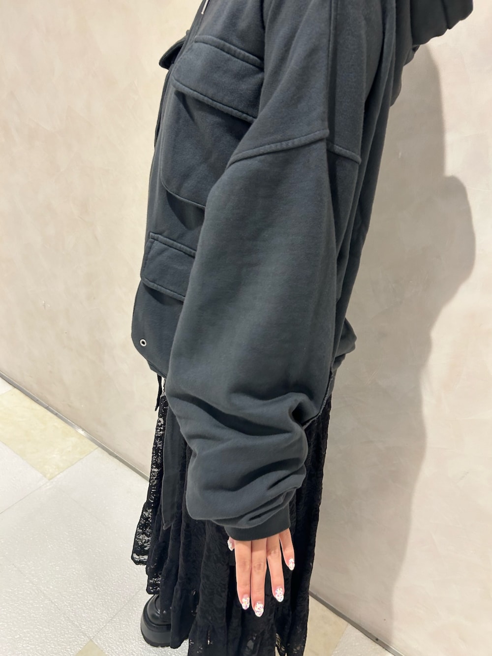 ブラック系のスカート、ブラック系のドレスシューズ、ホワイト系のシューズ小物/雑貨を着用したレディースの秋コーディネートの7枚目の写真