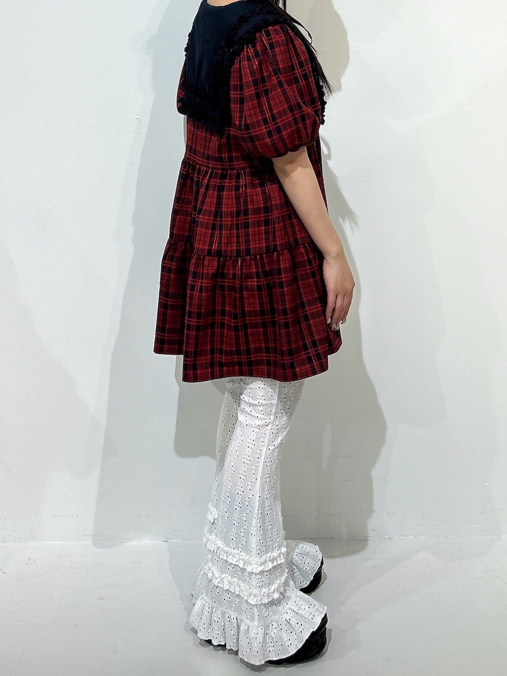 レッド系のワンピース、ブラック系のローファーを着用したレディースの冬コーディネートの2枚目の写真