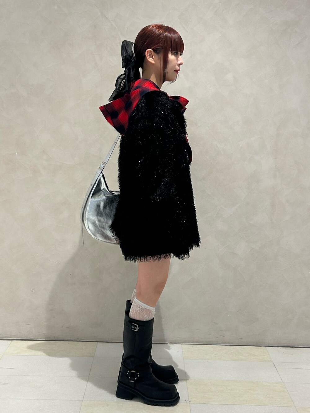 レッド系のシャツ/ブラウス、ブラック系のテーラードジャケット、ホワイト系のショルダーバッグを着用したレディースの秋コーディネートの3枚目の写真