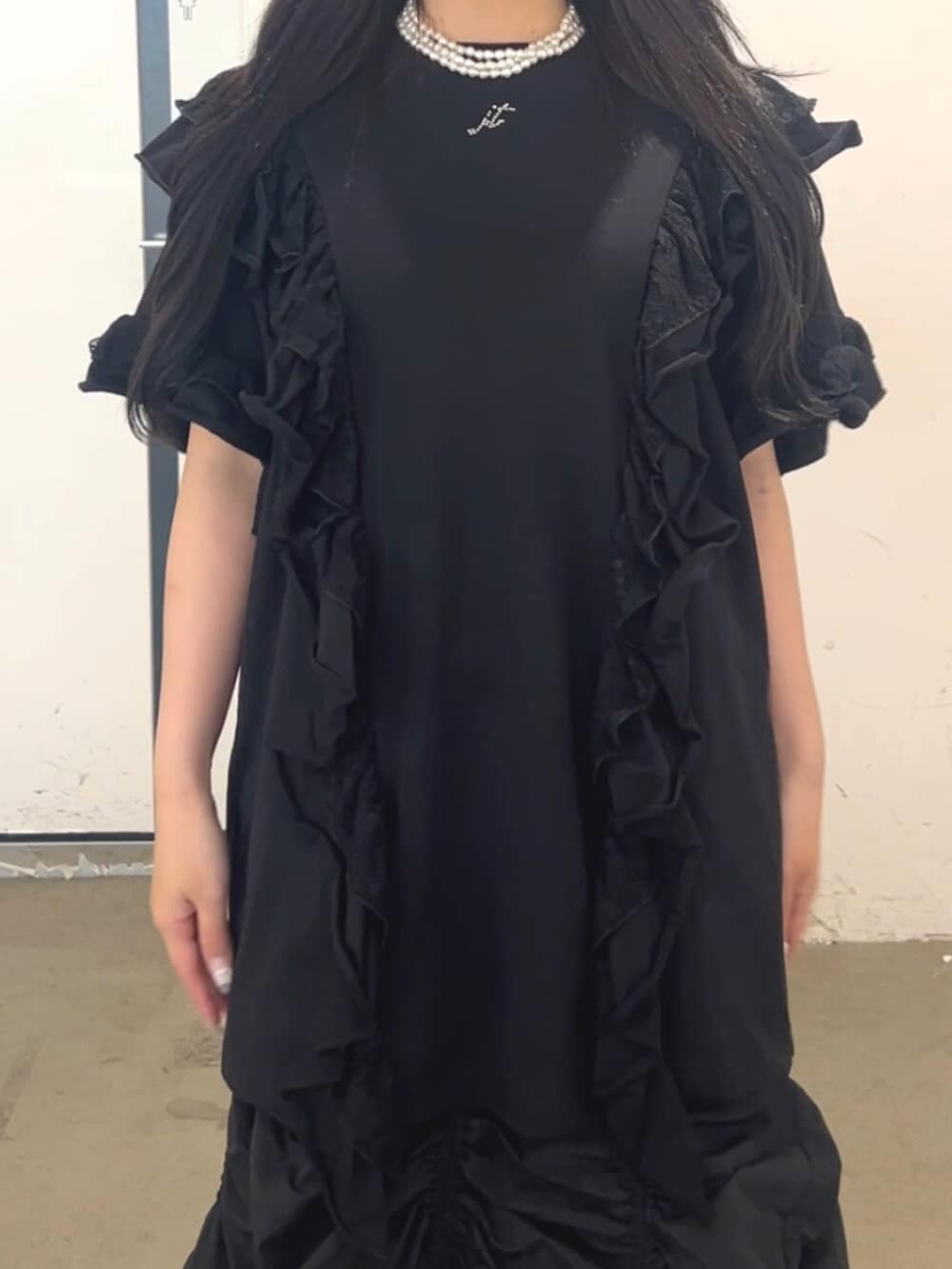 ブラック系のその他シューズ、ブラック系のスカート、ブラック系のTシャツ/カットソーを着用したレディースの夏コーディネートの4枚目の写真