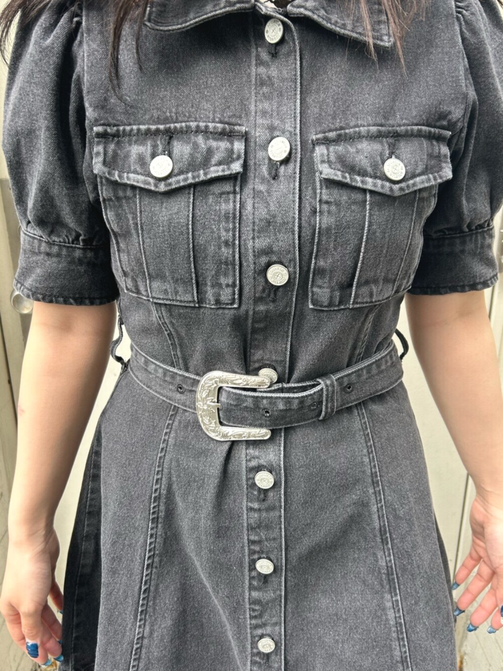 ブラック系のブーツ、ブラック系のワンピース、ホワイト系のチョーカーを着用したレディースの春コーディネートの5枚目の写真