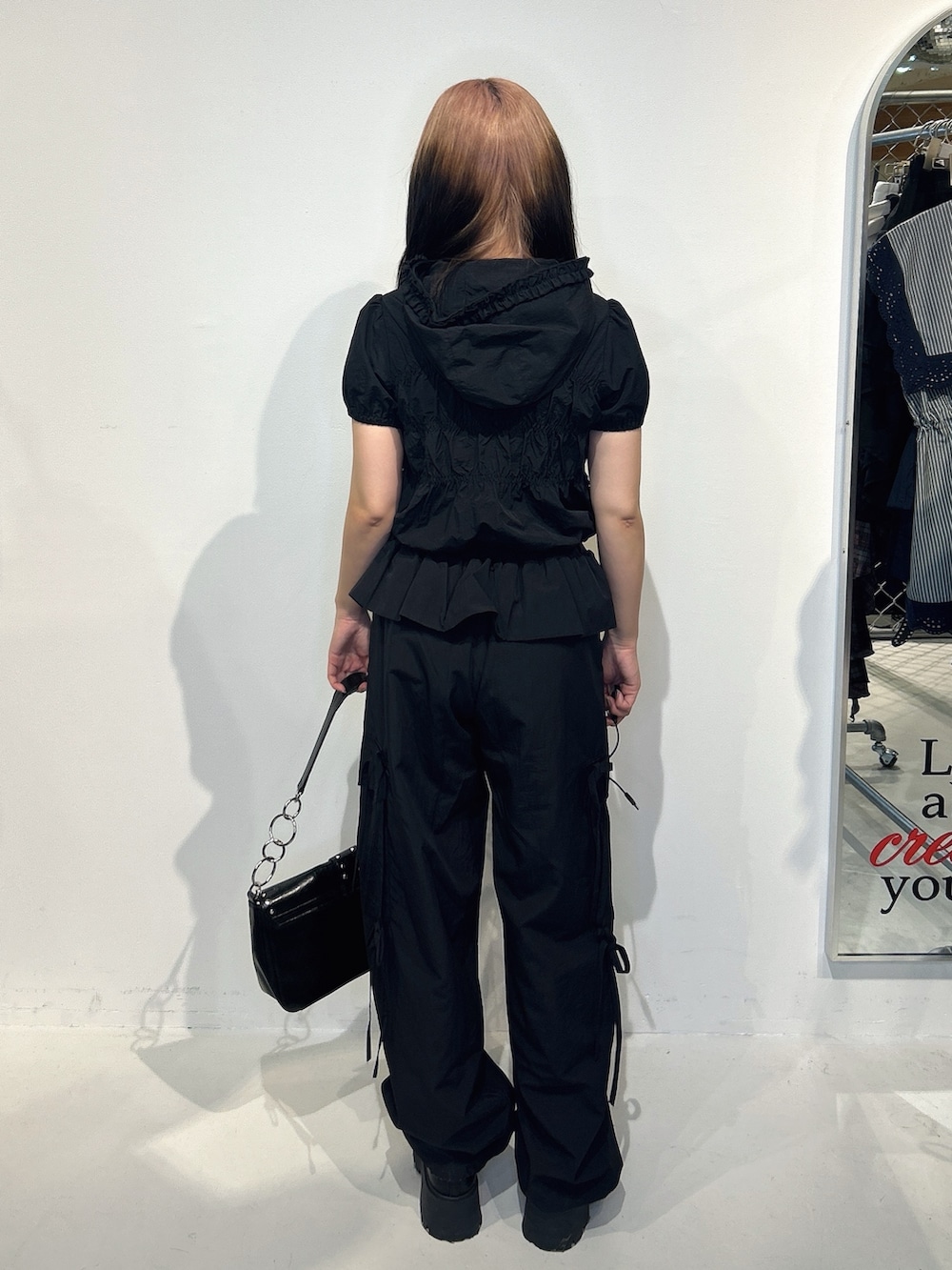 ブラック系のその他トップス、ブラック系のその他パンツ、ブラック系のローファーを着用したレディースの春コーディネートの3枚目の写真