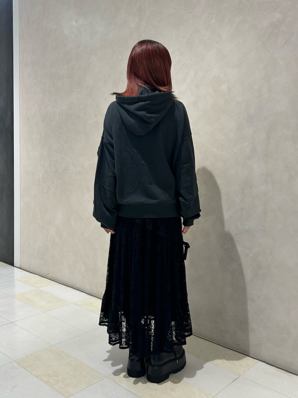 ブラック系のスカート、ブラック系のドレスシューズ、ホワイト系のシューズ小物/雑貨を着用したレディースの秋コーディネートの3枚目の写真