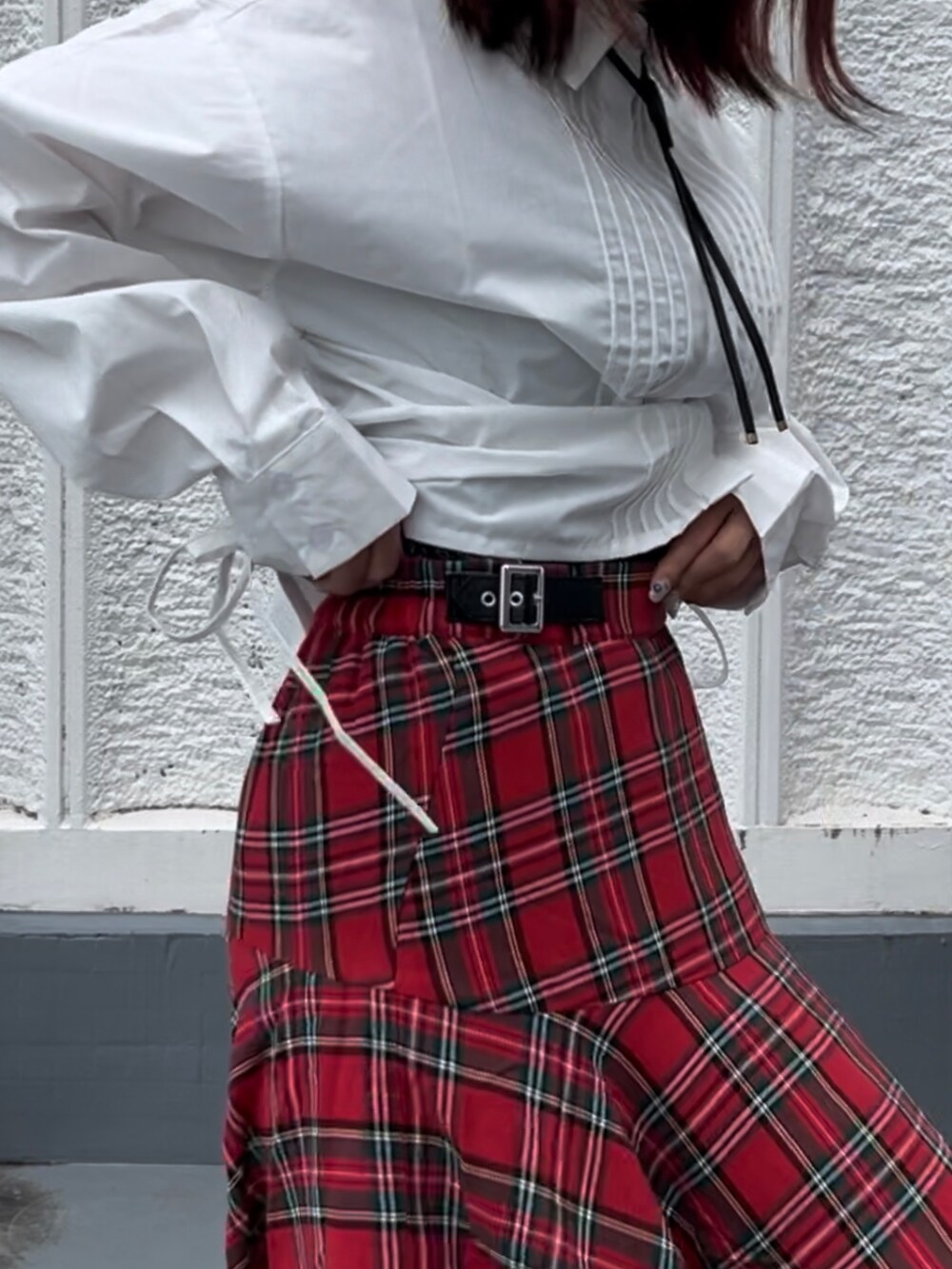 レッド系のスカート、レッド系のローファー、ホワイト系のシャツ/ブラウスを着用したレディースの夏コーディネートの5枚目の写真