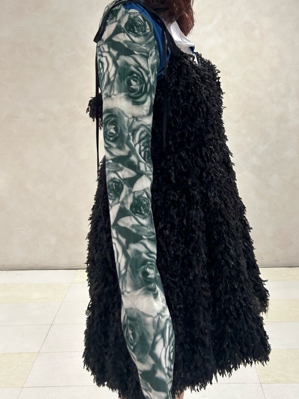 ブラック系のワンピース、ブラック系のブーツ、ブルー系のTシャツ/カットソーを着用したレディースの秋コーディネートの5枚目の写真