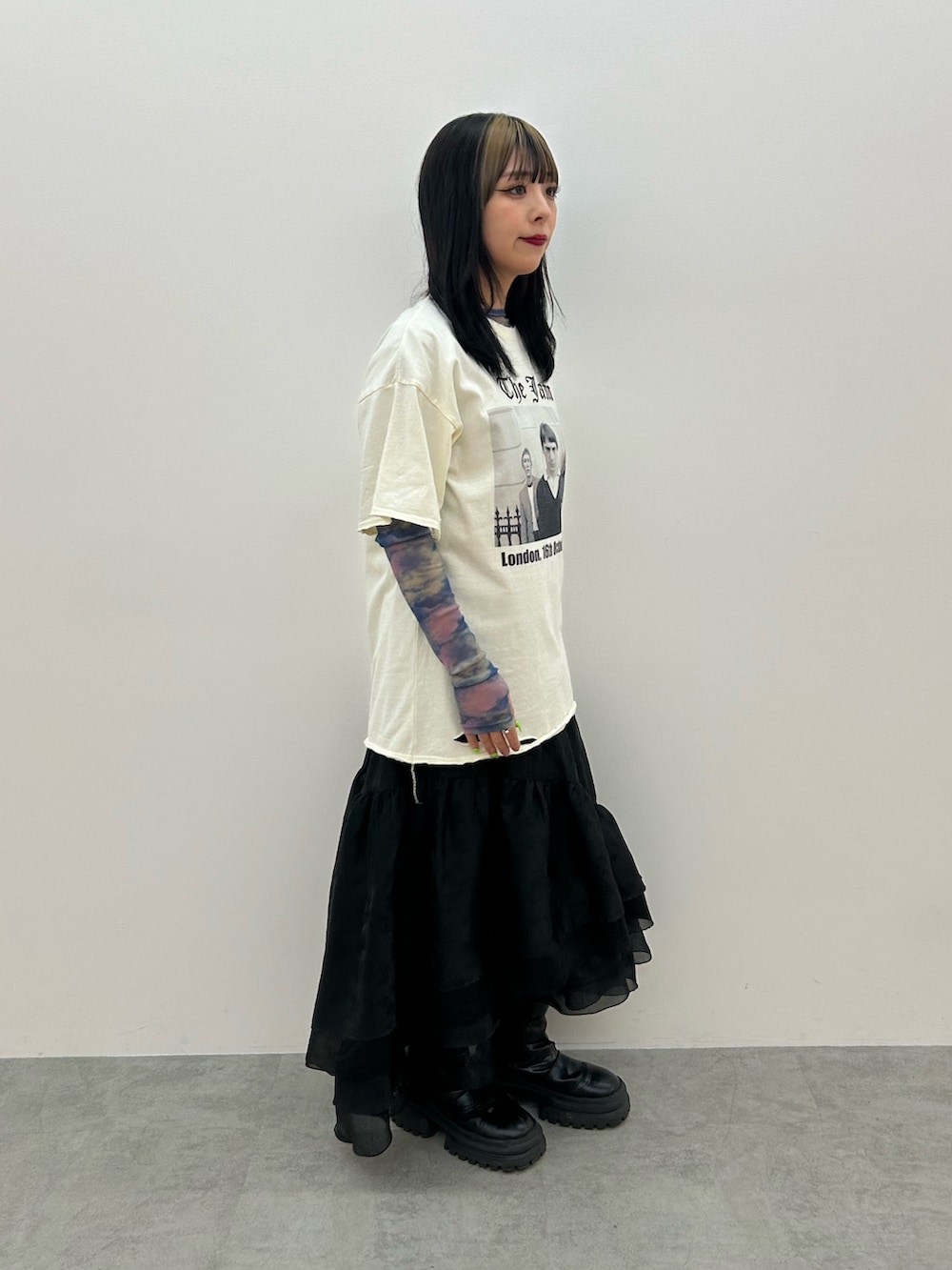 ホワイト系のTシャツ/カットソー、ブラック系のスカート、ブラック系のブーツを着用したレディースの春コーディネートの2枚目の写真