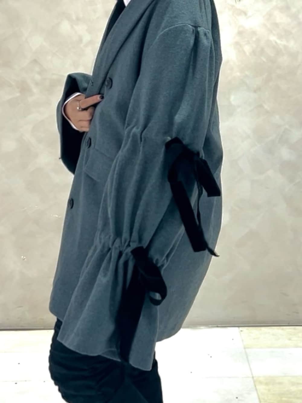 ブラック系のデニムパンツ、グレー系のその他アウター、ピンク系のシャツ/ブラウスを着用したレディースの秋コーディネートの5枚目の写真