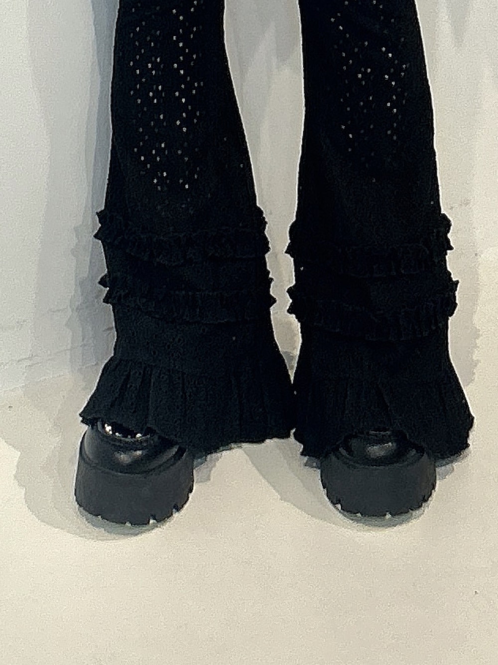 ホワイト系のシャツ/ブラウス、ブラック系のその他パンツ、ブラック系のネクタイを着用したレディースの春コーディネートの5枚目の写真