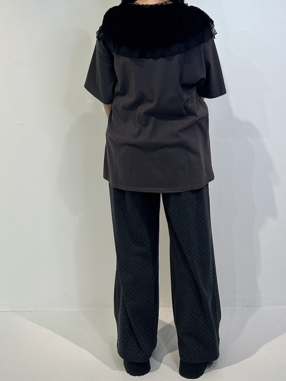 ブラック系のTシャツ/カットソー、ブラック系のボストンバッグ、ブラック系のローファーを着用したレディースの冬コーディネートの3枚目の写真