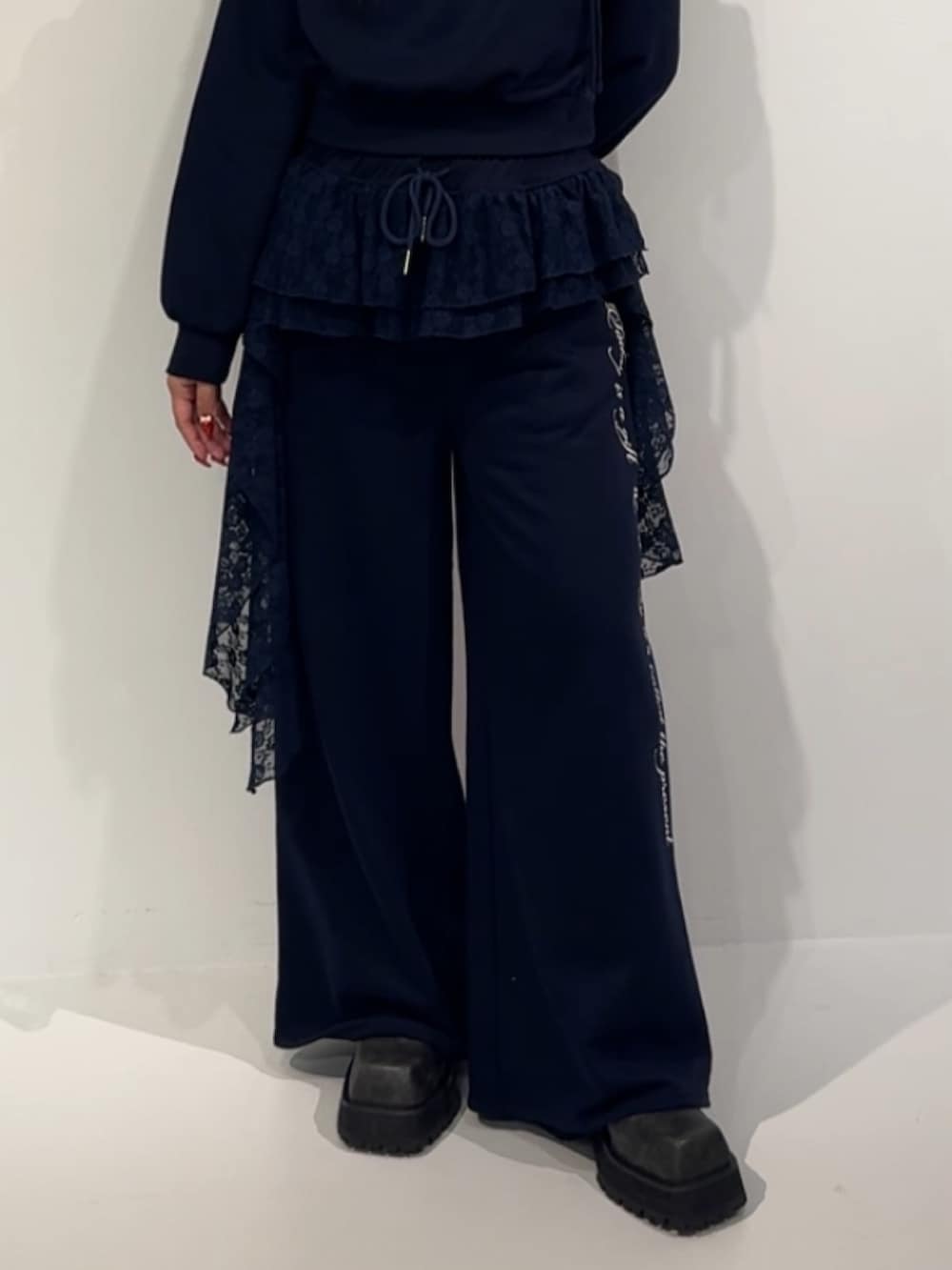 ブルー系のスウェットパンツ、ブルー系のスウェット、ブラック系のブーツを着用したレディースの秋コーディネートの4枚目の写真