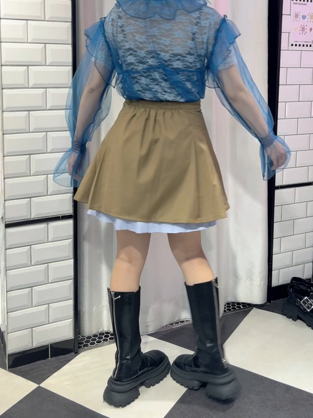 ブルー系のシャツ/ブラウス、ブルー系のTシャツ/カットソー、ベージュ系のスカートを着用したレディースの夏コーディネートの2枚目の写真