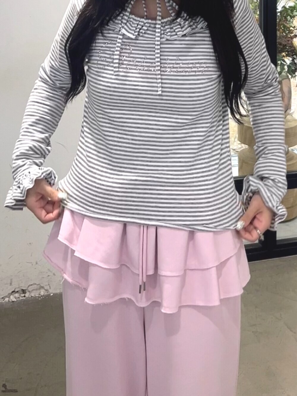 ブラック系のブーツ、ピンク系のスウェットパンツ、グレー系のTシャツ/カットソーを着用したレディースの夏コーディネートの4枚目の写真