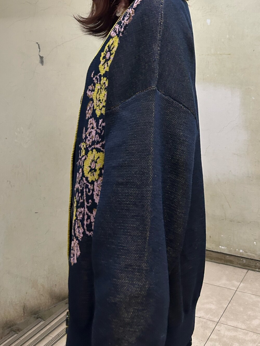 ブルー系のニット/セーター、ホワイト系のTシャツ/カットソー、ブラック系のその他パンツを着用したレディースの冬コーディネートの5枚目の写真