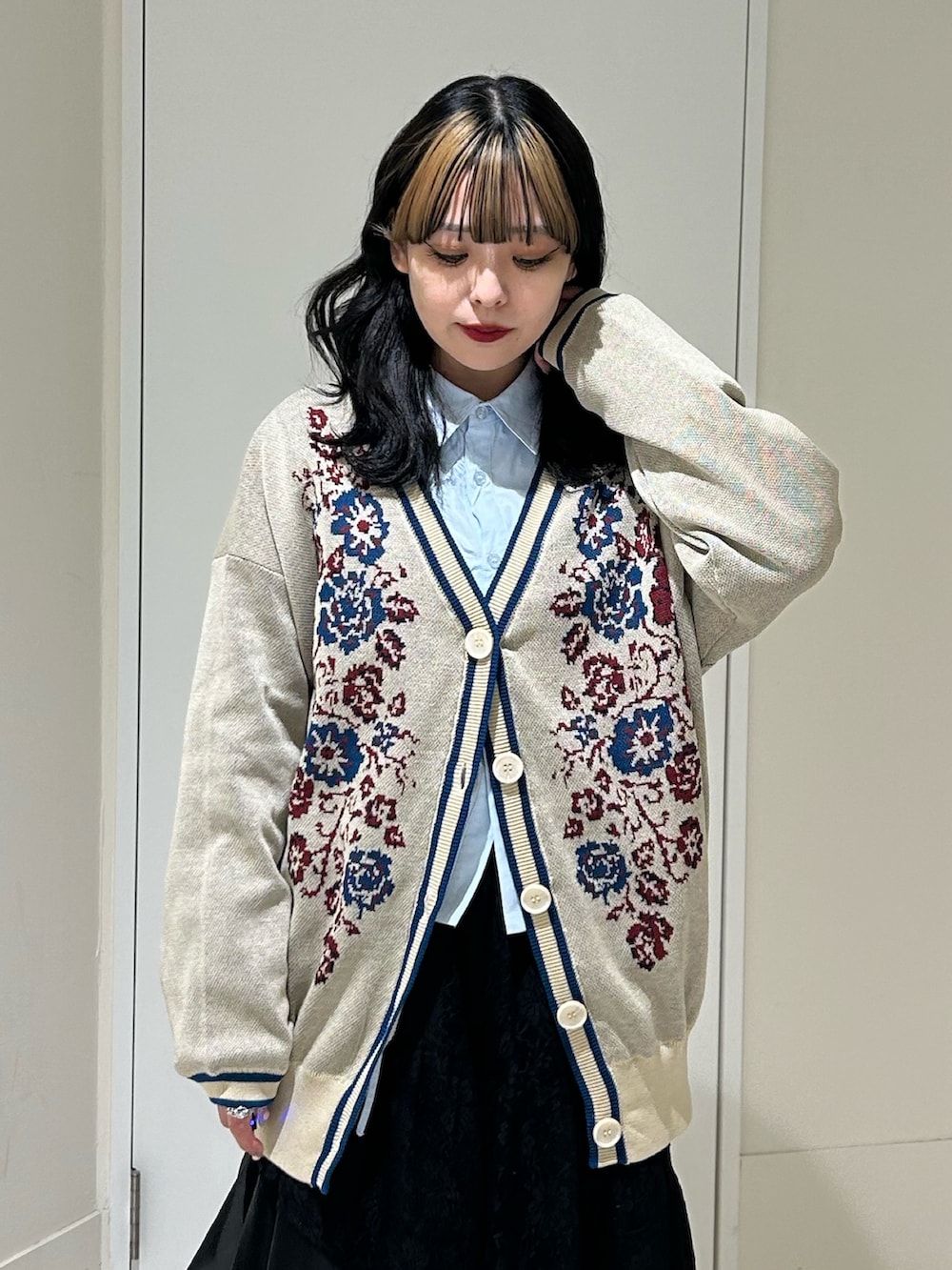 ホワイト系のニット/セーター、ブルー系のシャツ/ブラウス、ブラック系のブーツを着用したレディースの冬コーディネートの5枚目の写真