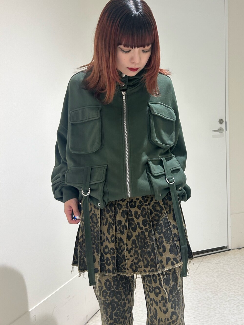 ブラウン系のその他パンツ、ブラック系のドレスシューズ、グリーン系のパーカーを着用したレディースの秋コーディネートの4枚目の写真