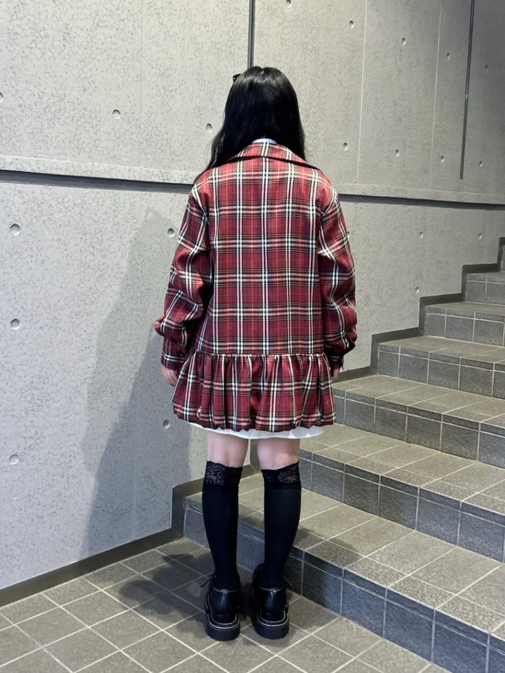 ブラック系のローファー、レッド系のワンピース、ホワイト系のシャツ/ブラウスを着用したレディースの秋コーディネートの3枚目の写真