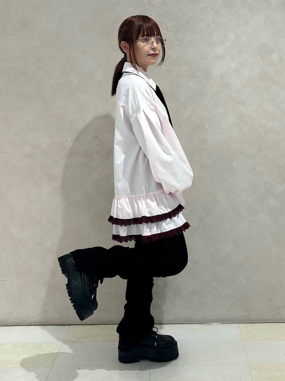 ピンク系のシャツ/ブラウス、ブラック系のデニムパンツ、ブラック系のドレスシューズを着用したレディースの秋コーディネートの3枚目の写真