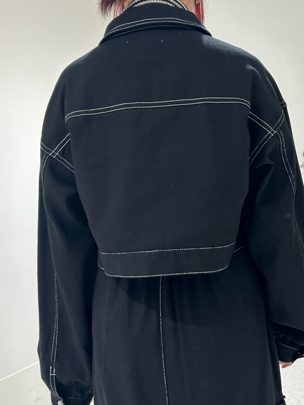 ブラック系のワンピース、その他のニット/セーター、ブラック系のドレスシューズを着用したレディースの秋コーディネートの6枚目の写真