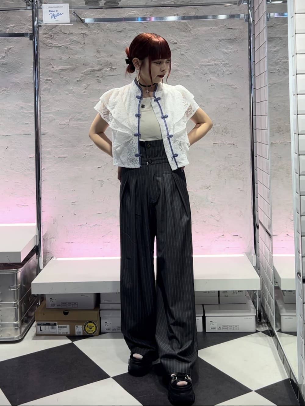 グレー系のスラックス、ホワイト系のシャツ/ブラウス、ブラック系のサンダルを着用したレディースの春コーディネートの2枚目の写真