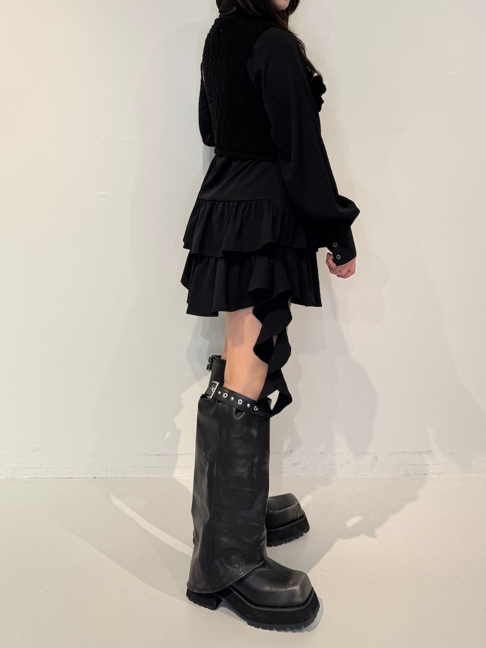 ブラック系のシャツ/ブラウス、ブラック系のハンドバッグ、ブラック系のその他トップスを着用したレディースの春コーディネートの2枚目の写真