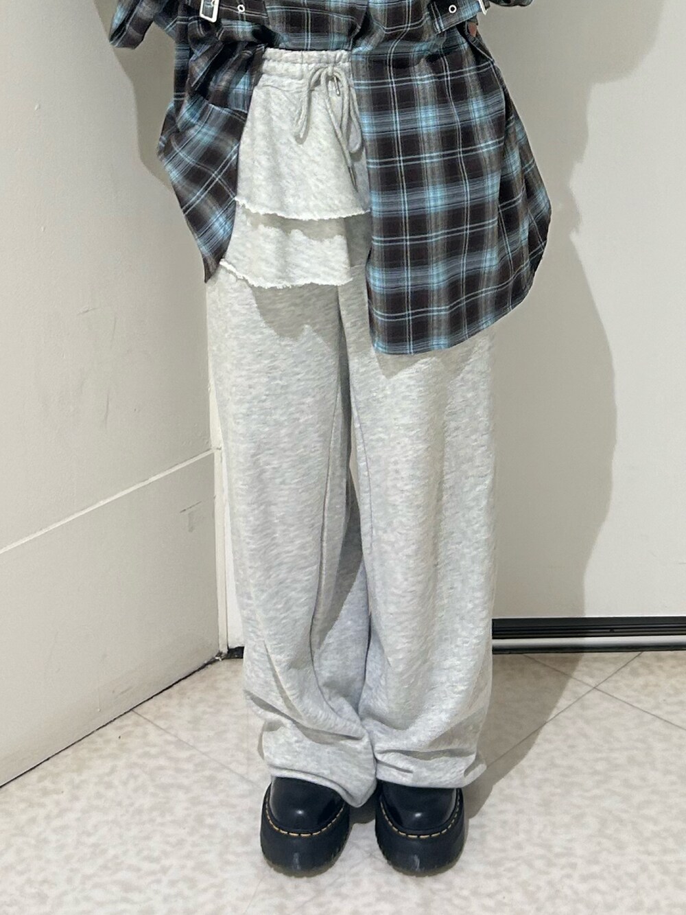 ブラウン系のシャツ/ブラウス、グレー系のスウェットパンツ、ブラック系のその他シューズを着用したレディースの夏コーディネートの4枚目の写真