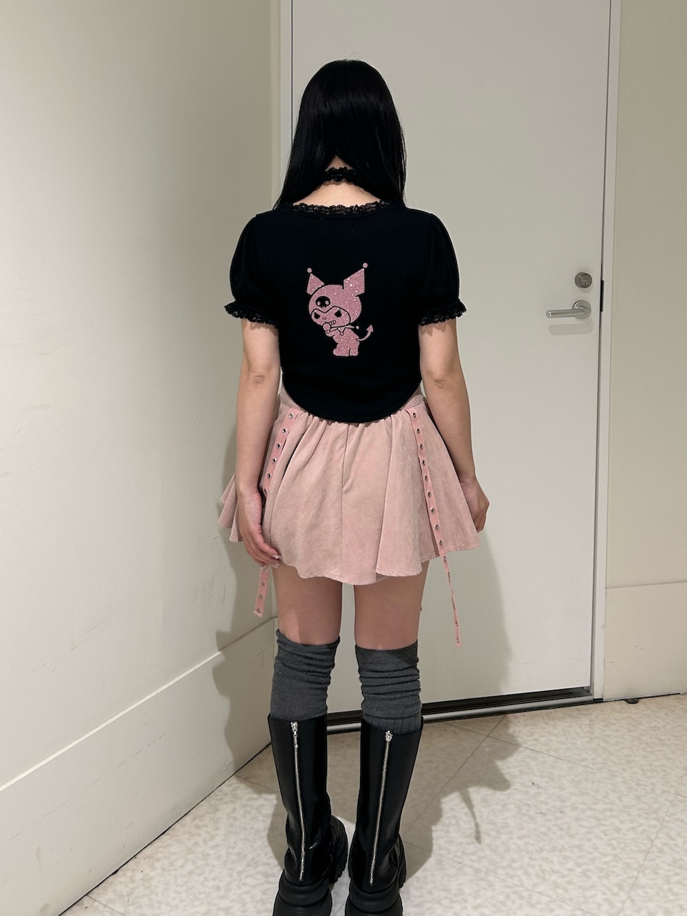 ブラック系のTシャツ/カットソー、ピンク系のスカート、ブラック系のブーツを着用したレディースの春コーディネートの3枚目の写真