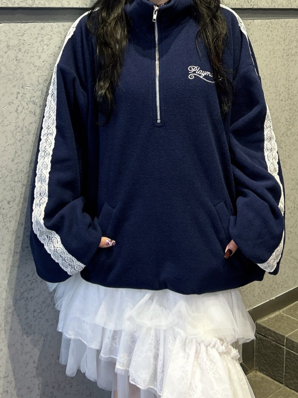 ホワイト系のスカート、ブラック系のローファー、ブルー系のTシャツ/カットソーを着用したレディースの秋コーディネートの4枚目の写真