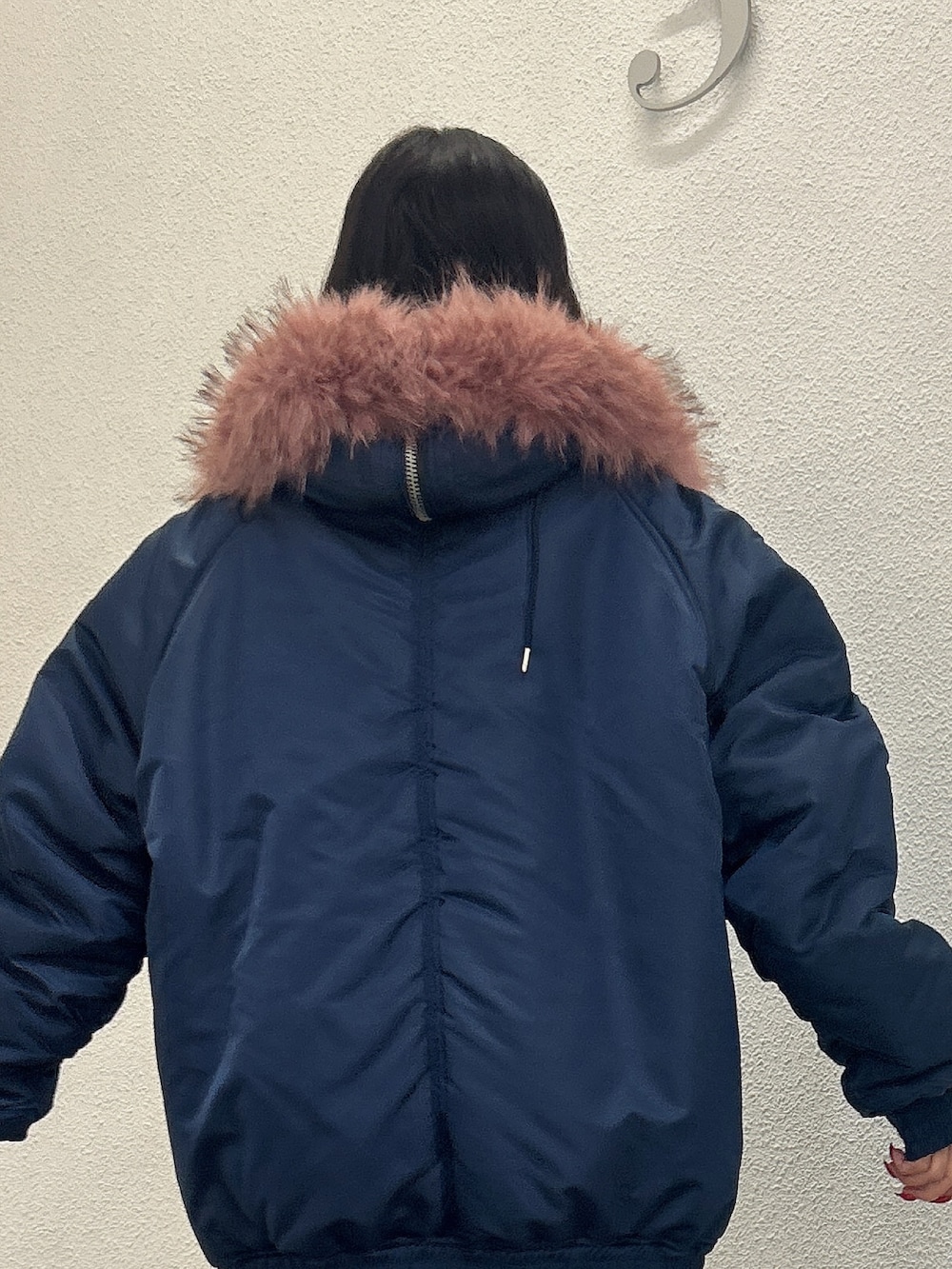 ブルー系のブルゾン、ブラック系のブーツを着用したレディースの秋コーディネートの5枚目の写真