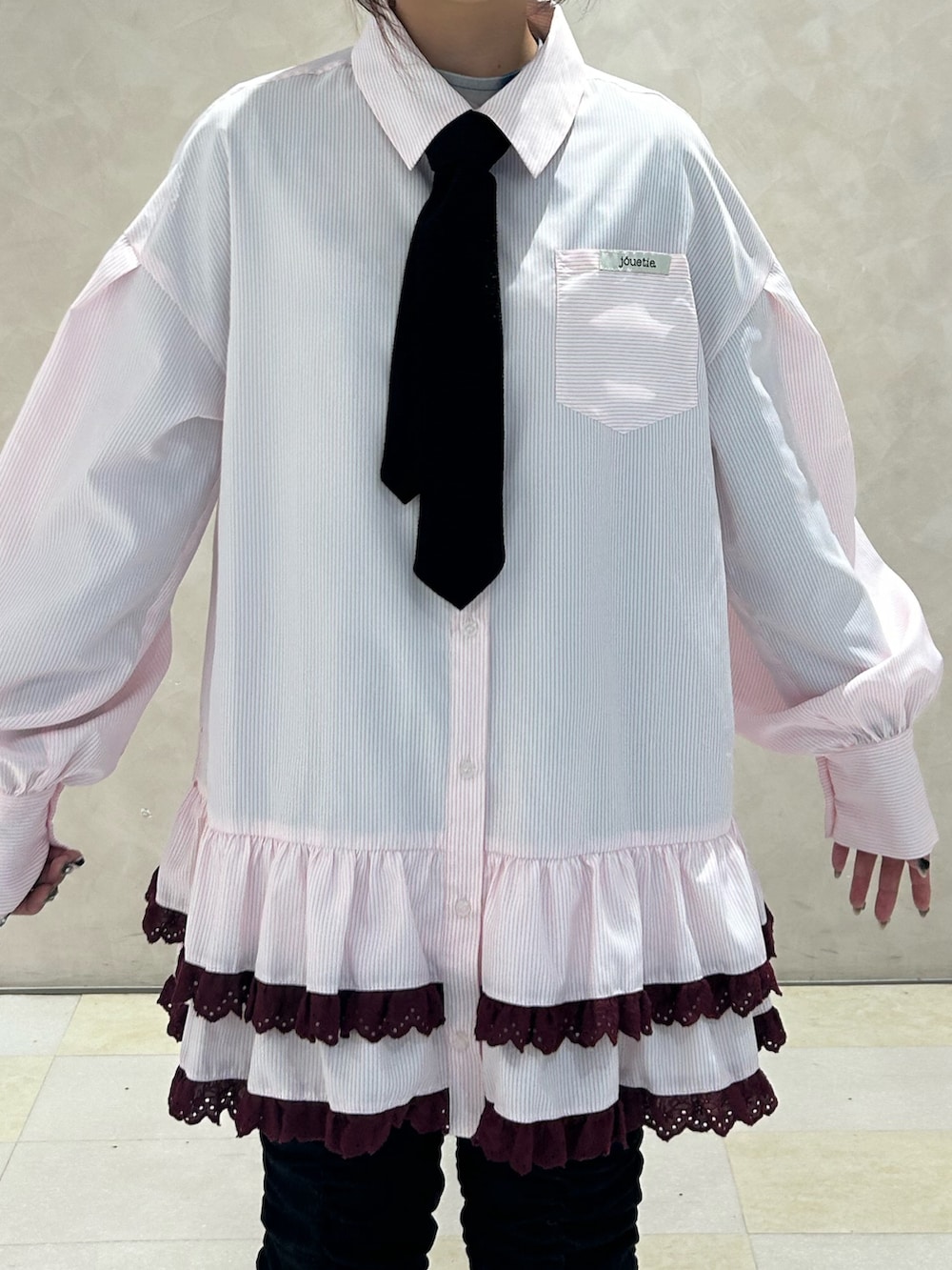 ブラック系のデニムパンツ、グレー系のその他アウター、ピンク系のシャツ/ブラウスを着用したレディースの秋コーディネートの7枚目の写真