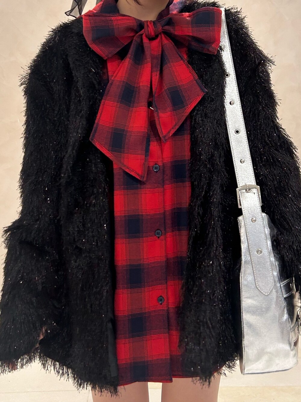 レッド系のシャツ/ブラウス、ブラック系のテーラードジャケット、ホワイト系のショルダーバッグを着用したレディースの秋コーディネートの7枚目の写真