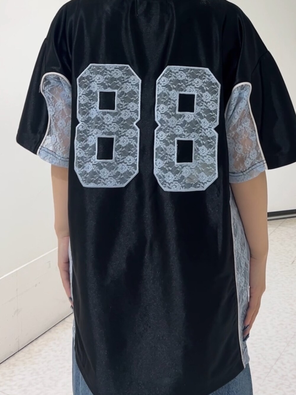 ブラック系のTシャツ/カットソー、ブラック系のその他シューズ、ブルー系のデニムパンツを着用したレディースの春コーディネートの5枚目の写真