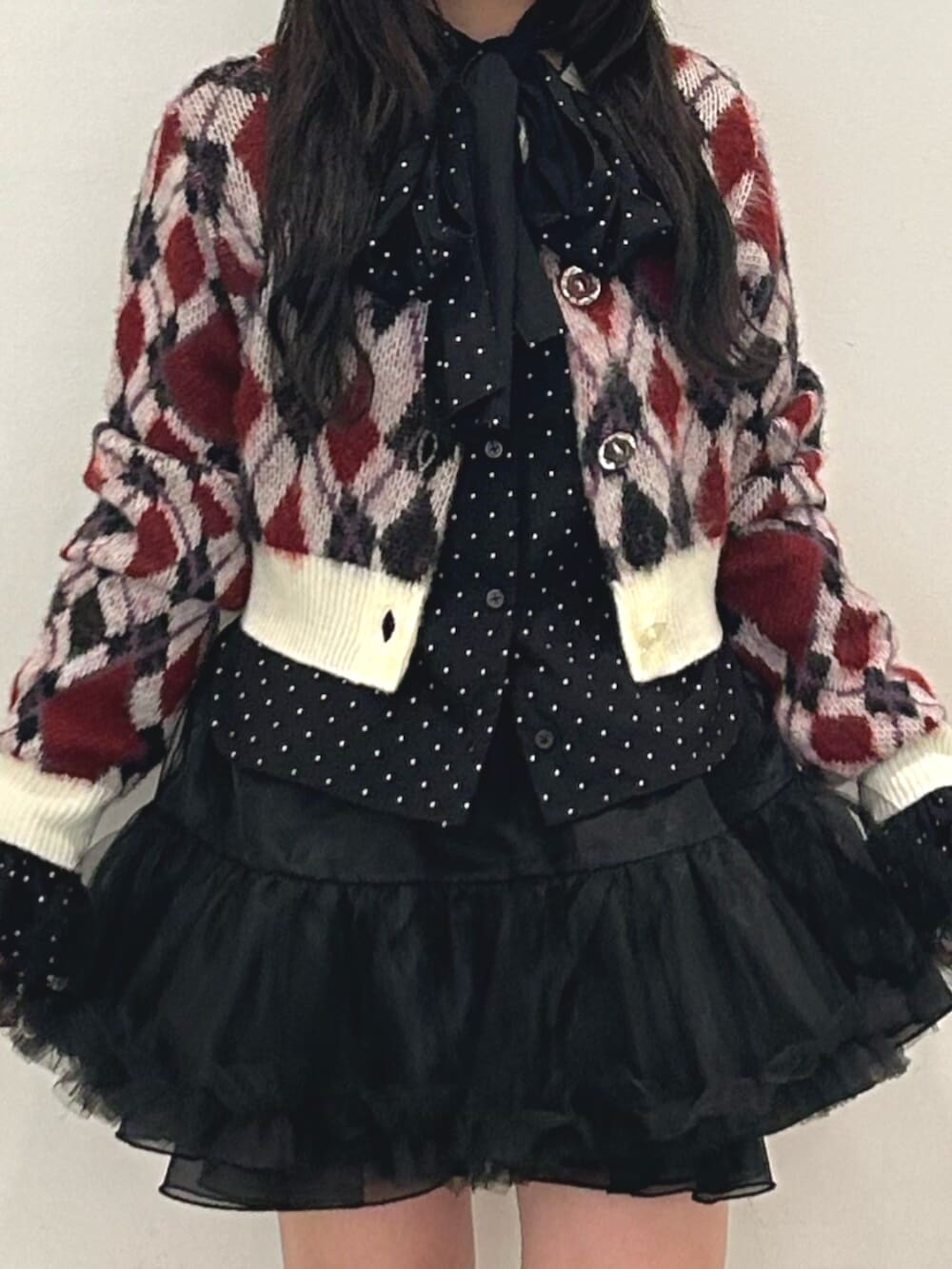 ブラック系のスカート、ブラック系のブーツ、ブラック系のシャツ/ブラウスを着用したレディースの夏コーディネートの4枚目の写真