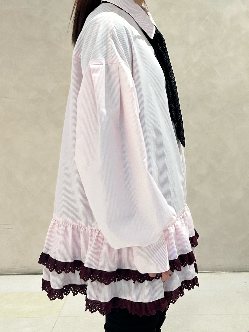 ブラック系のデニムパンツ、グレー系のその他アウター、ピンク系のシャツ/ブラウスを着用したレディースの秋コーディネートの8枚目の写真