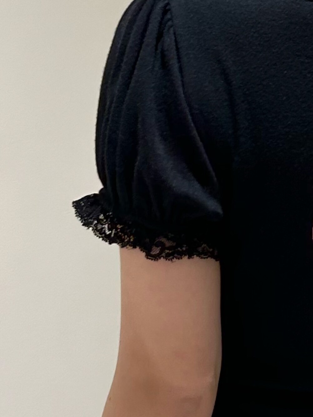 ブラック系のTシャツ/カットソー、ピンク系のスカート、ブラック系のブーツを着用したレディースの春コーディネートの6枚目の写真