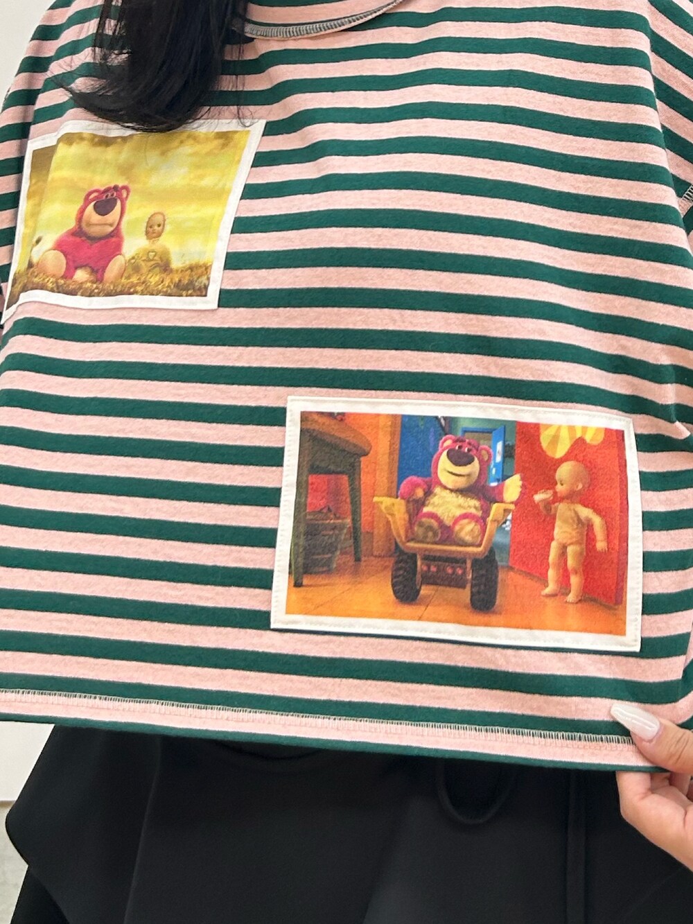 ブラック系のその他パンツ、ブラック系のブーツ、ピンク系のTシャツ/カットソーを着用したレディースの春コーディネートの6枚目の写真