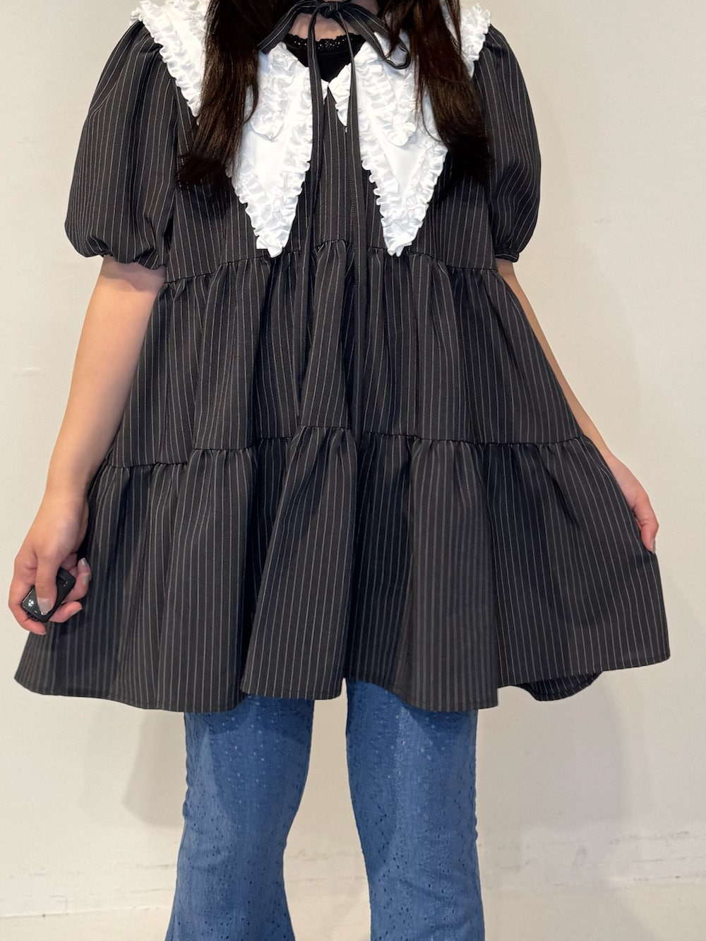 グレー系のワンピース、ブルー系のその他パンツを着用したレディースの春コーディネートの4枚目の写真