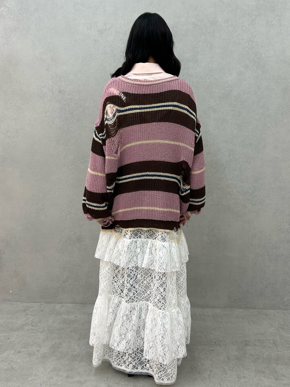 ホワイト系のワンピース、ピンク系のニット/セーター、ピンク系のシャツ/ブラウスを着用したレディースの春コーディネートの3枚目の写真