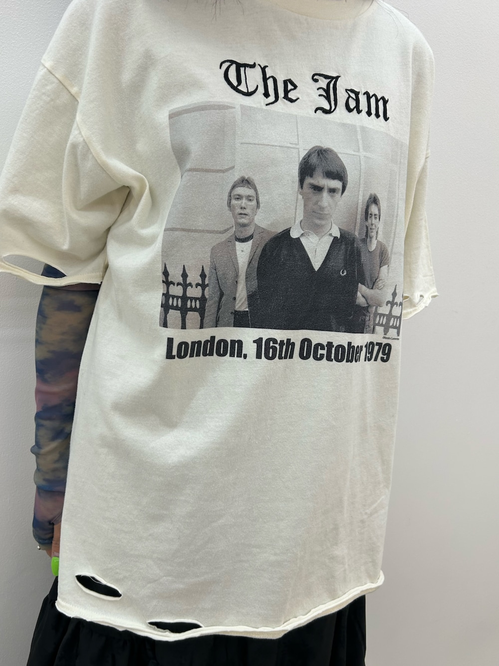 ホワイト系のTシャツ/カットソー、ブラック系のスカート、ブラック系のブーツを着用したレディースの春コーディネートの5枚目の写真