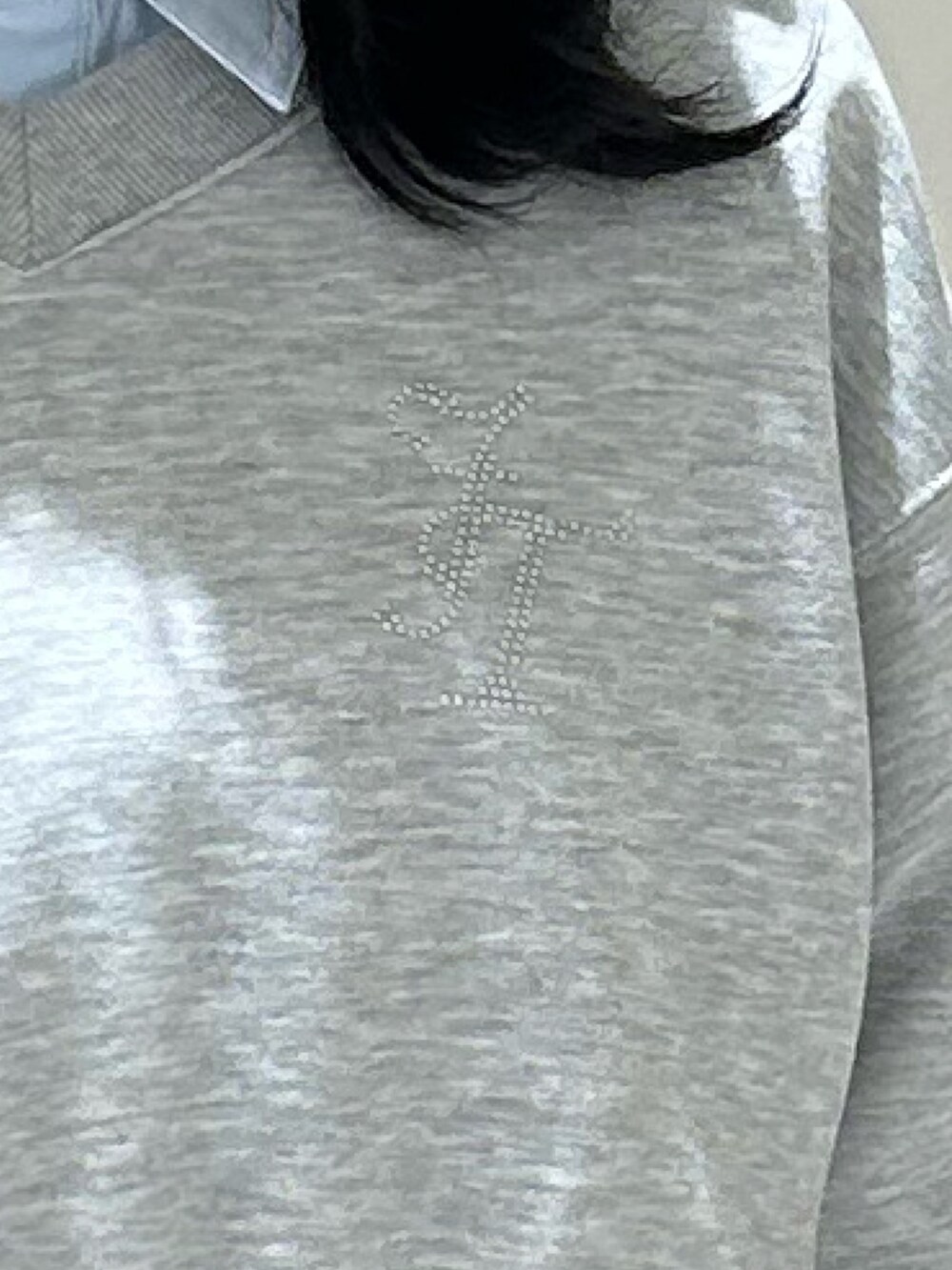 ブラック系のスカート、グレー系のスウェット、ブルー系のシャツ/ブラウスを着用したレディースの冬コーディネートの4枚目の写真