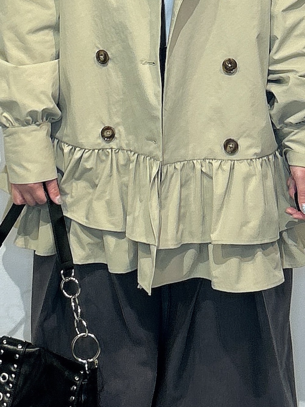 ベージュ系のワンピース、ホワイト系のシャツ/ブラウス、グレー系のスラックスを着用したレディースの春コーディネートの4枚目の写真