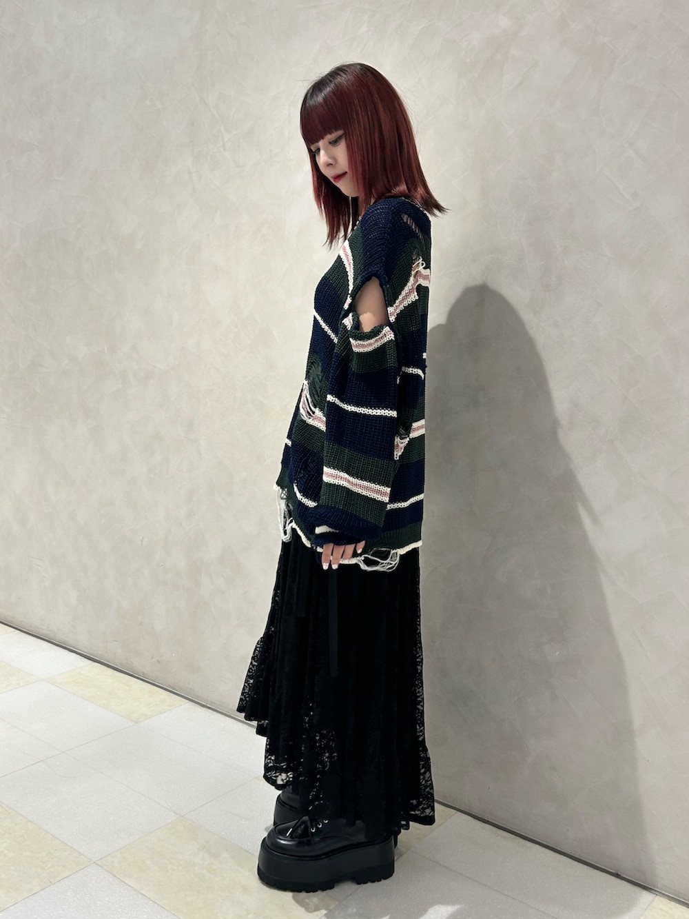 ブラック系のスカート、ブラック系のドレスシューズ、ホワイト系のシューズ小物/雑貨を着用したレディースの秋コーディネートの2枚目の写真