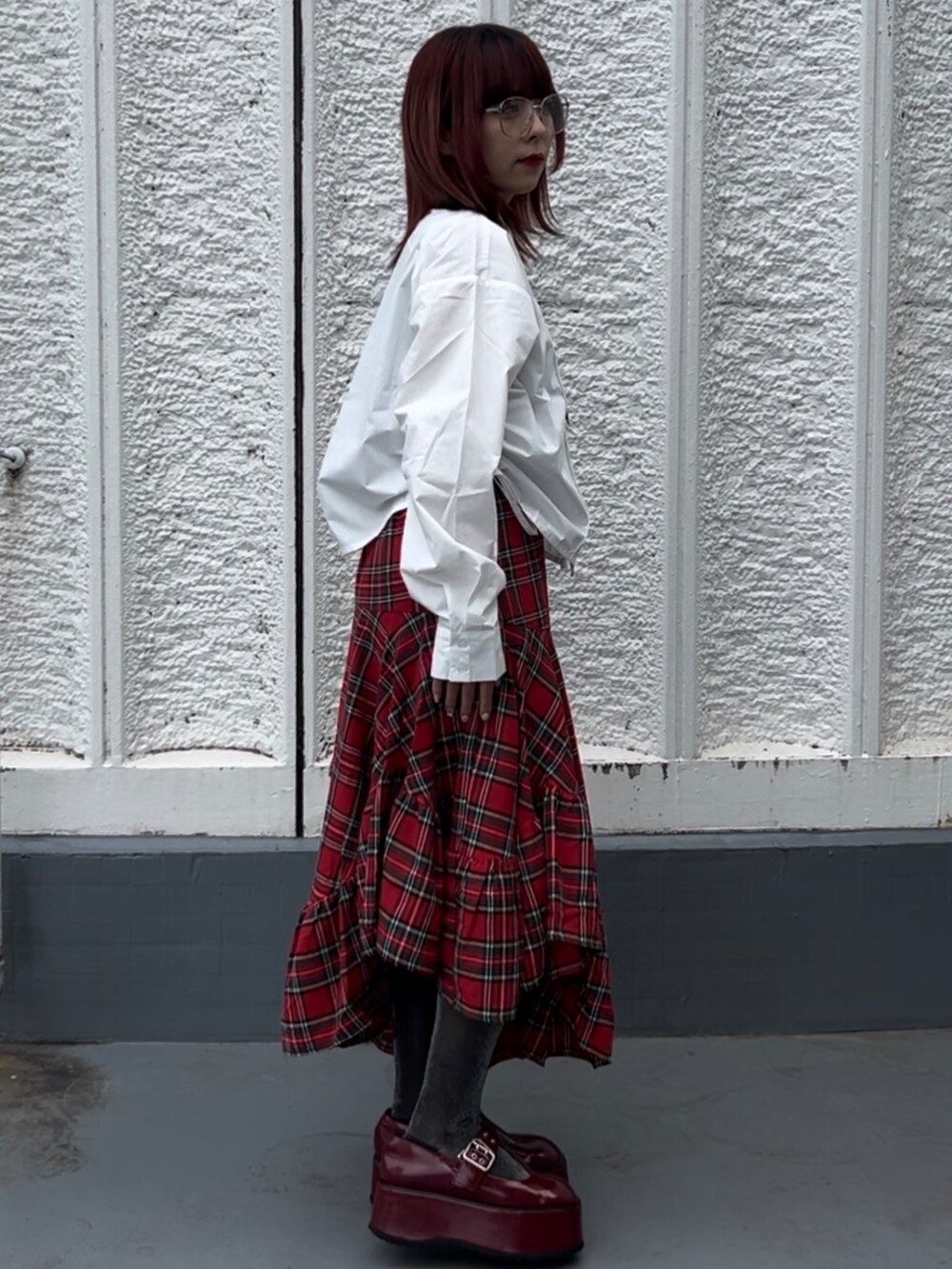 レッド系のスカート、レッド系のローファー、ホワイト系のシャツ/ブラウスを着用したレディースの夏コーディネートの3枚目の写真