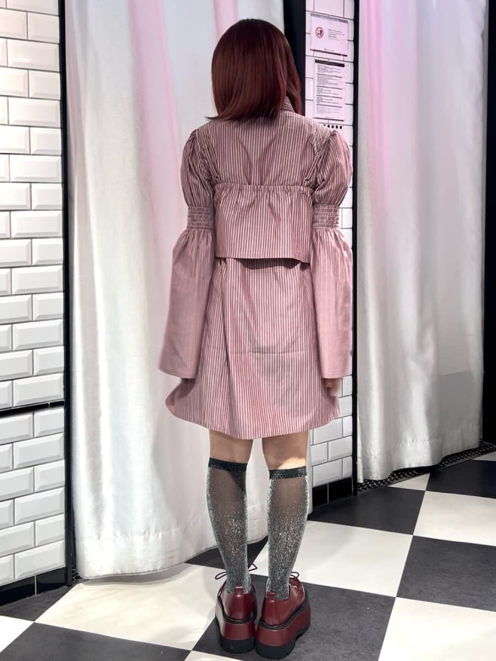 レッド系のシャツワンピース、レッド系のドレスシューズ、ゴールド系のブレスレットを着用したレディースの夏コーディネートの3枚目の写真