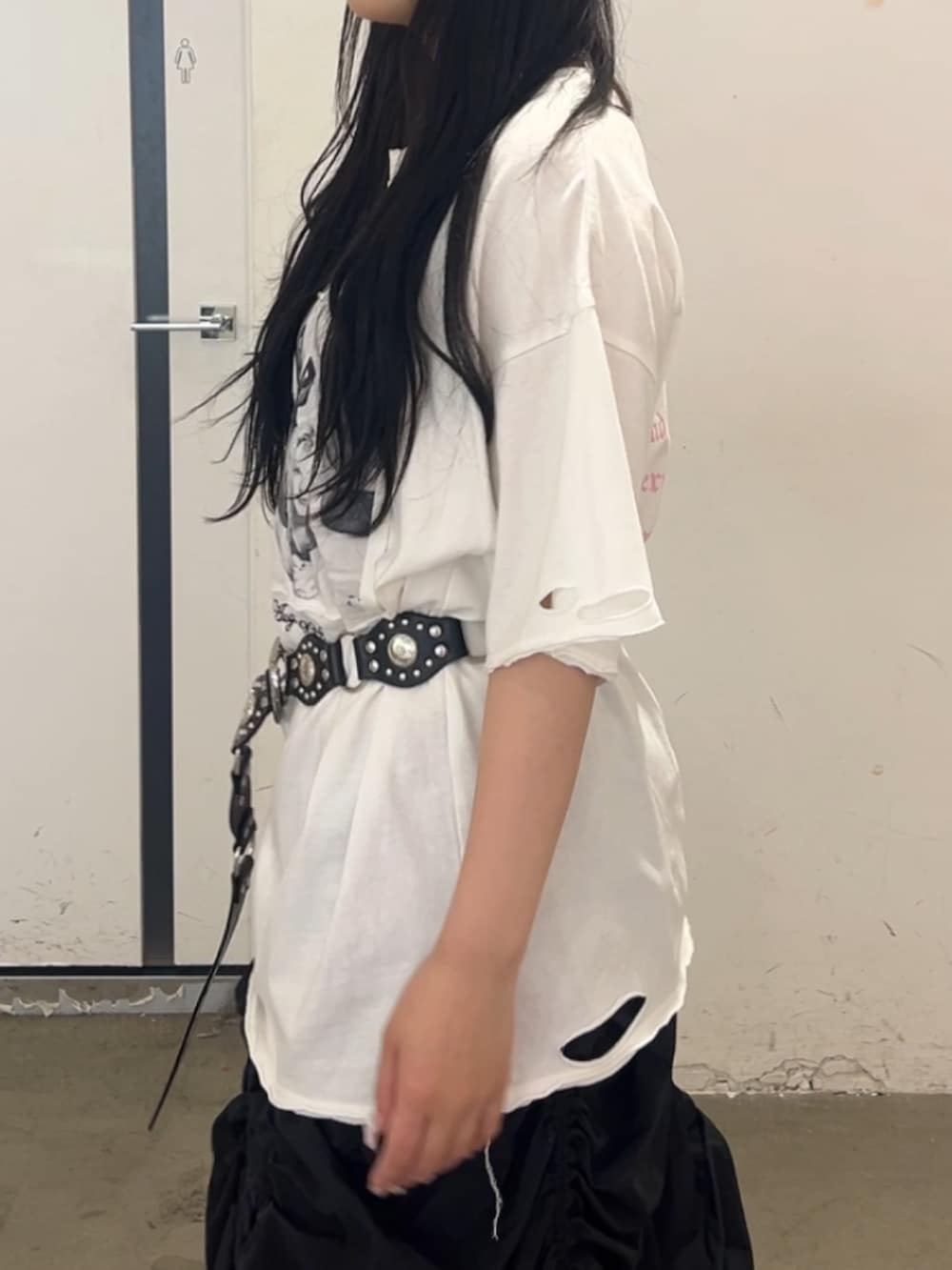 ホワイト系のTシャツ/カットソー、ブラック系のスカート、ブラック系のその他シューズを着用したレディースの夏コーディネートの5枚目の写真