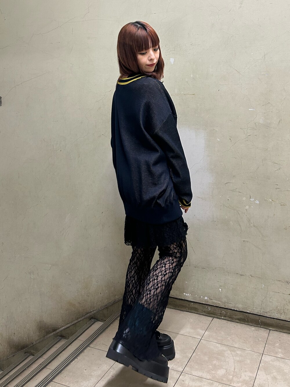 ブルー系のニット/セーター、ホワイト系のTシャツ/カットソー、ブラック系のその他パンツを着用したレディースの冬コーディネートの3枚目の写真