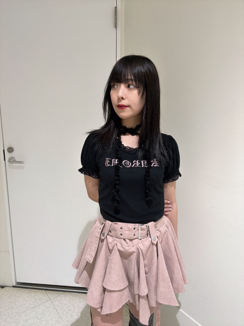 ブラック系のTシャツ/カットソー、ピンク系のスカート、ブラック系のブーツを着用したレディースの春コーディネートの4枚目の写真