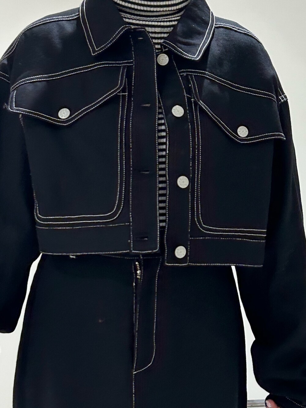 ブラック系のワンピース、その他のニット/セーター、ブラック系のドレスシューズを着用したレディースの秋コーディネートの4枚目の写真