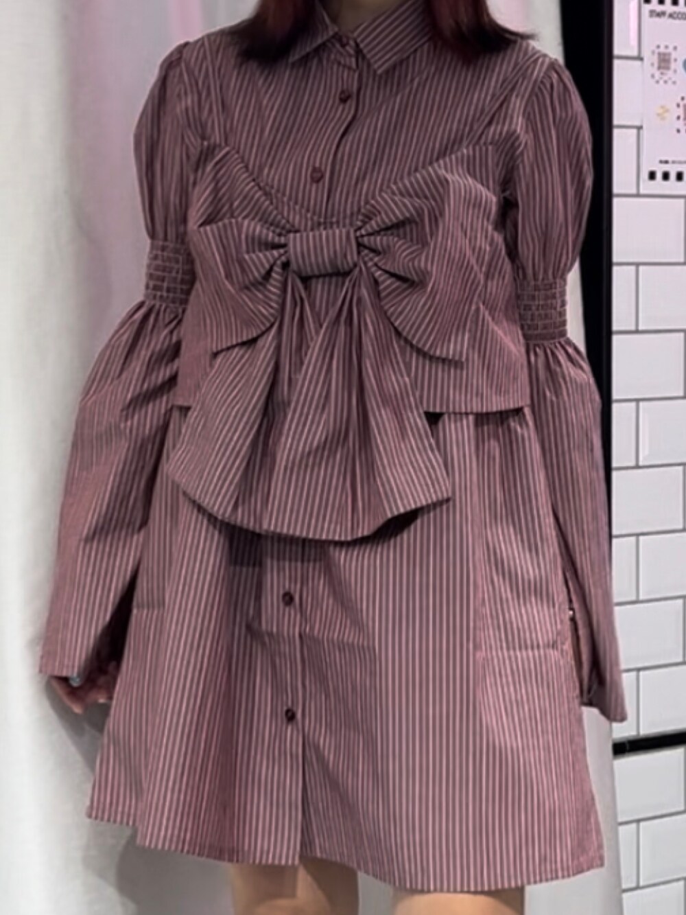 レッド系のシャツワンピース、レッド系のドレスシューズ、ゴールド系のブレスレットを着用したレディースの夏コーディネートの5枚目の写真